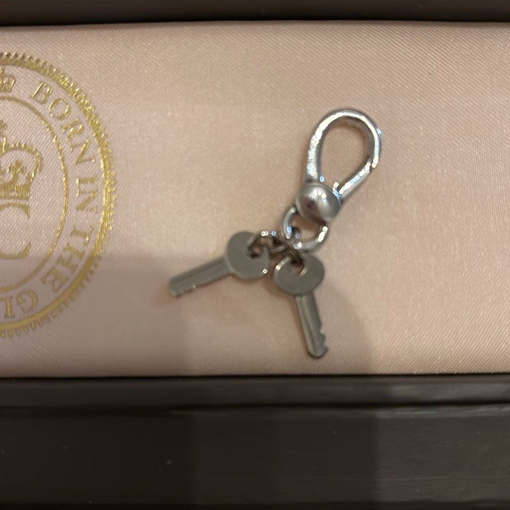 🩷PRICE IS FIRM🩷Juicy Couture Silver Lock And Key Charm Bracelet - Picture 4 of 8